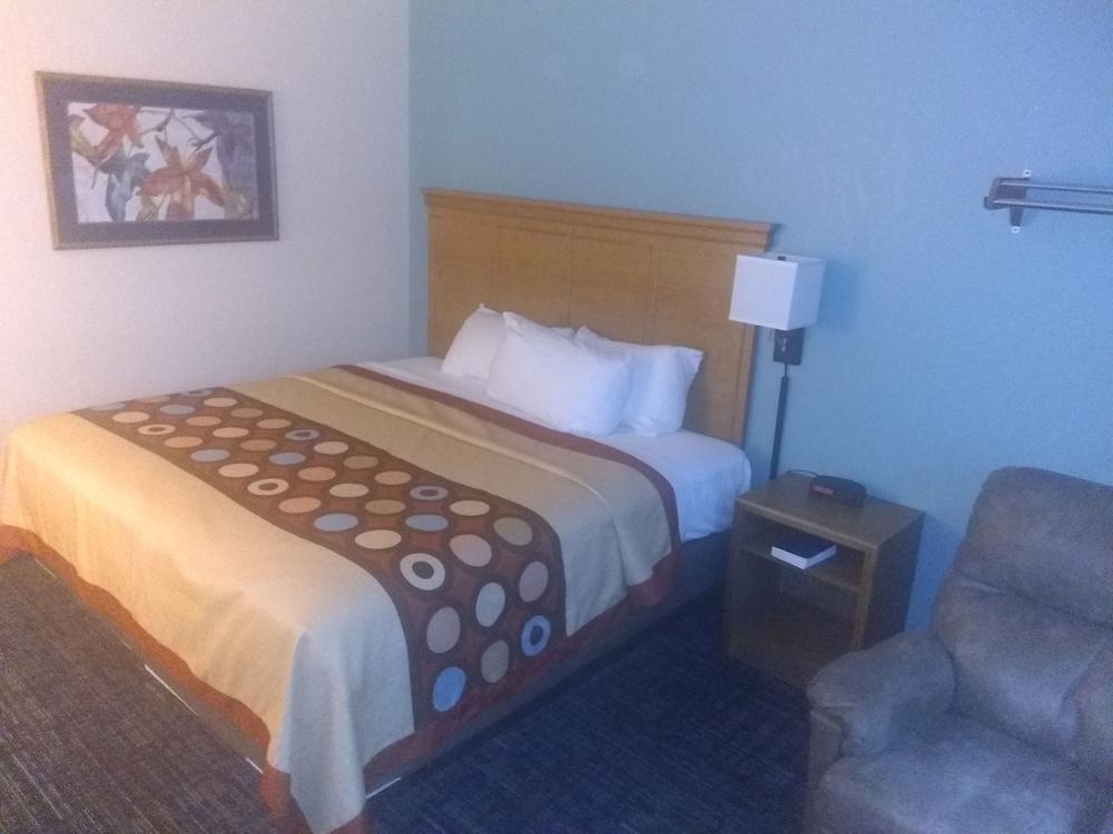 Super 8 By Wyndham Baxter/Brainerd Area Hotell Exteriör bild
