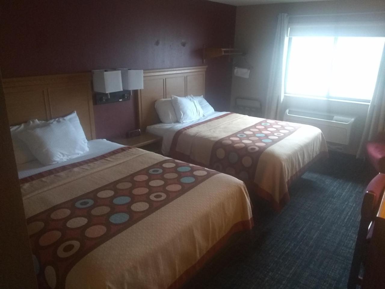 Super 8 By Wyndham Baxter/Brainerd Area Hotell Exteriör bild
